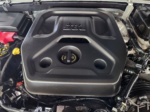 Used 2025 Jeep Wrangler Unlimited Sahara AWD/4WD image 31