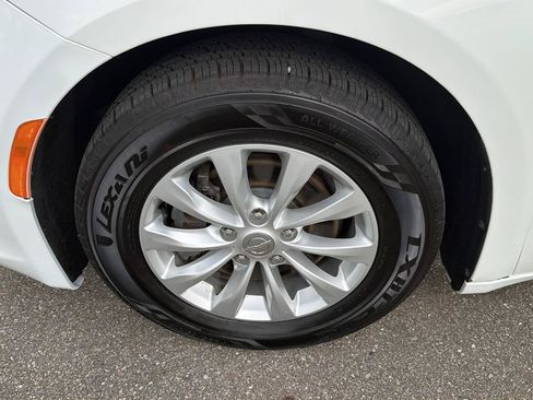 Used 2018 Chrysler Pacifica Touring-L FWD image 26