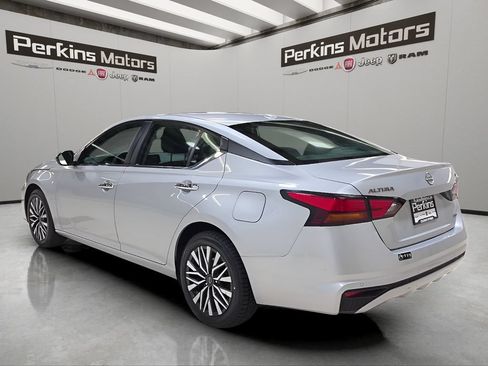 Used 2024 Nissan Altima 2.5 SV AWD/4WD image 3