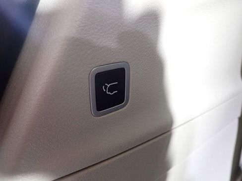 Used 2022 Chrysler Pacifica Touring-L w/ Uconnect Theater Family Group image 18