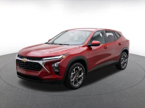 Used 2025 Chevrolet Trax LT FWD image 3
