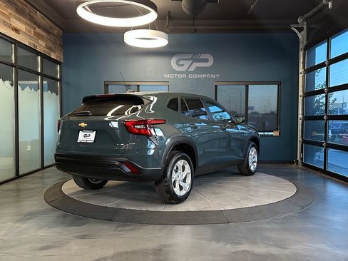 Used 2025 Chevrolet Trax LS w/ LS Convenience Package FWD image 3