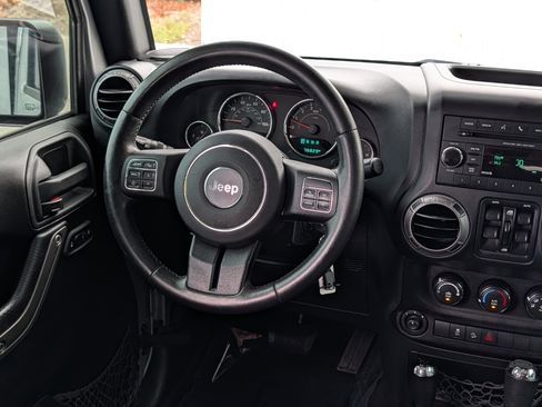 Used 2015 Jeep Wrangler Unlimited Sport w/ Quick Order Package 24S AWD/4WD image 16