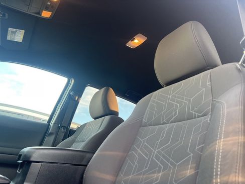 Used 2018 Toyota Tacoma TRD Sport w/ Technology Package image 10