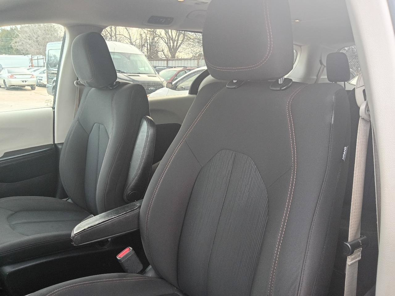 Used 2017 Chrysler Pacifica Touring w/ Tire & Wheel Group FWD image 14