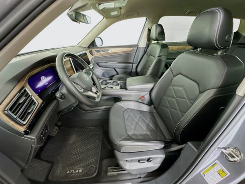 Used 2025 Volkswagen Atlas SE image 13