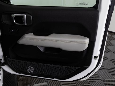 Used 2022 Jeep Wrangler Unlimited Sahara image 44