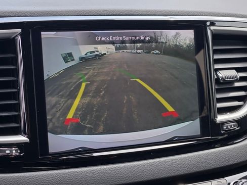 Used 2024 Chrysler Pacifica Touring-L FWD image 26