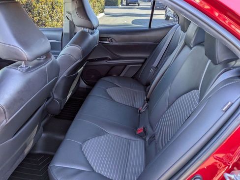 Used 2020 Toyota Camry image 7