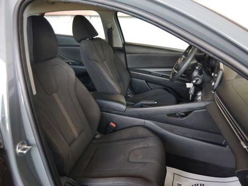 Used 2021 Hyundai Elantra SE FWD image 14