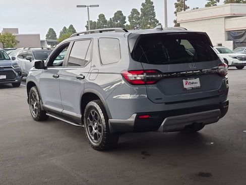 Used 2025 Honda Pilot TrailSport image 6