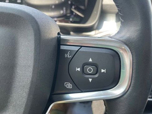 Used 2021 Volvo XC40 T5 Momentum w/ Premium Package AWD/4WD image 27