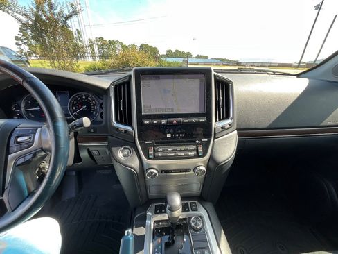 Used 2016 Toyota Land Cruiser image 17