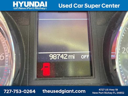 Used 2015 Chrysler Town & Country Touring image 12