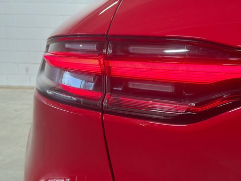 Certified 2025 Porsche Macan image 11