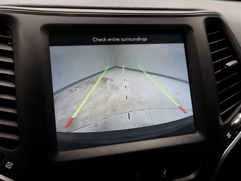 Used 2022 Jeep Cherokee Latitude Lux FWD image 2