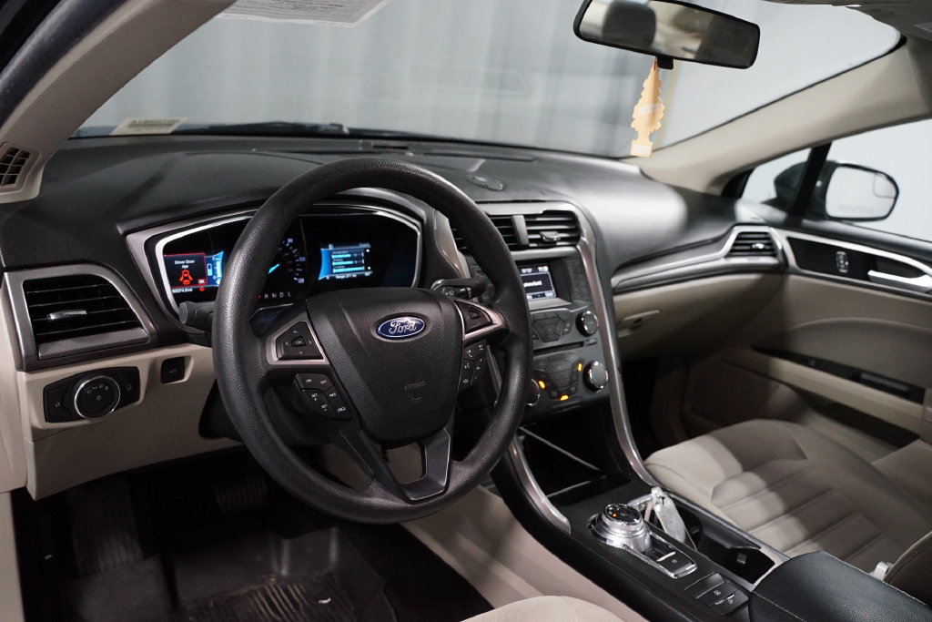 Used 2018 Ford Fusion SE FWD image 7