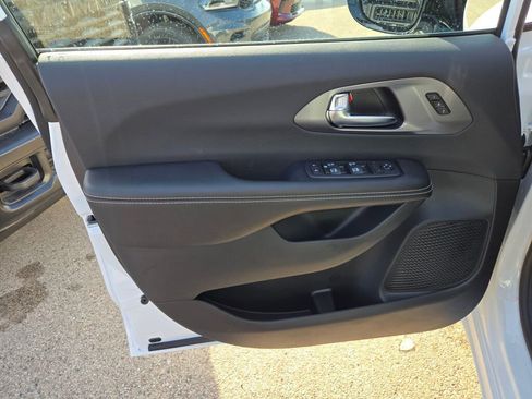 New 2026 Chrysler Pacifica Select image 16