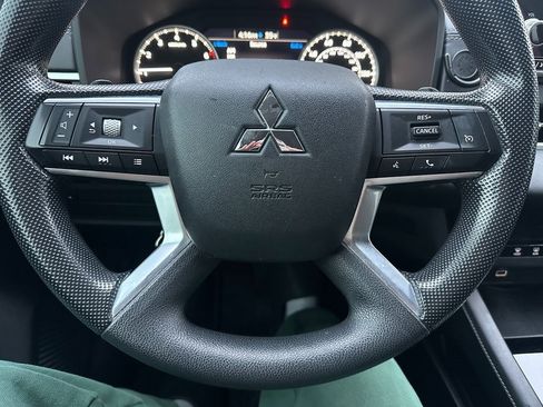 Used 2022 Mitsubishi Outlander ES image 3