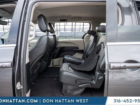 Used 2022 Chrysler Pacifica Touring-L image 21