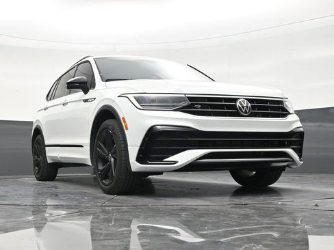 Used 2024 Volkswagen Tiguan SE R-Line FWD image 24