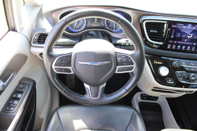 Used 2018 Chrysler Pacifica Touring-L w/ Tire & Wheel Group FWD image 47