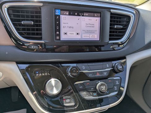 Used 2022 Chrysler Voyager LX image 17