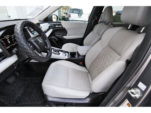Used 2023 Mitsubishi Outlander FWD image 6