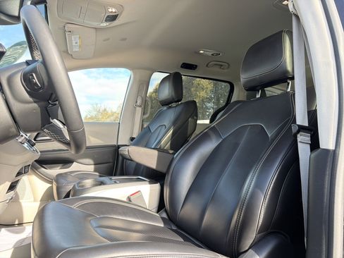 Used 2023 Chrysler Pacifica Touring-L image 25