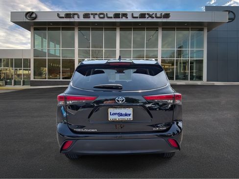 Used 2022 Toyota Highlander XLE AWD/4WD image 4