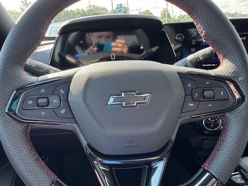 New 2025 Chevrolet Trax RS w/ Sunroof Package image 13