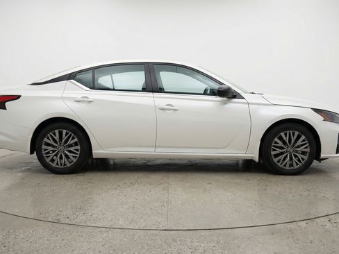 Used 2025 Nissan Altima 2.5 SV image 11
