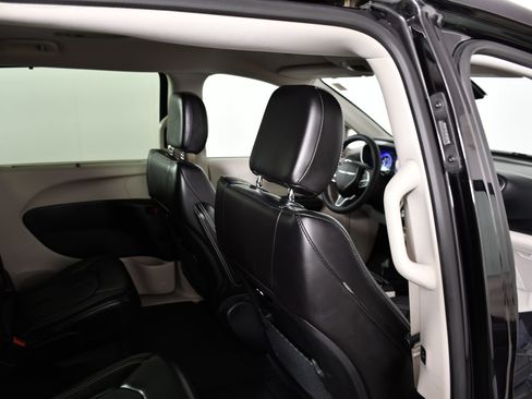 Used 2024 Chrysler Pacifica Touring-L FWD image 43