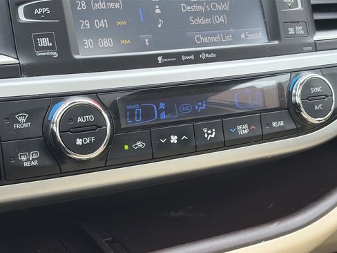Used 2019 Toyota Highlander Limited Platinum AWD/4WD image 26