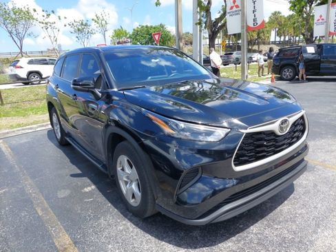 Used 2023 Toyota Highlander L image 4