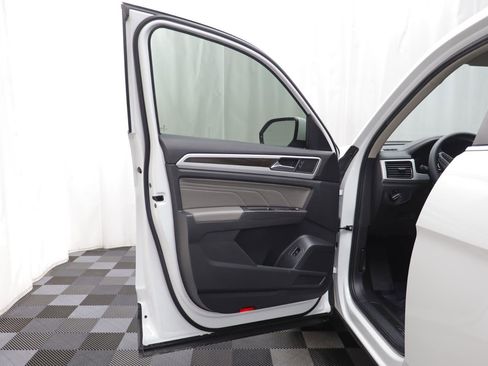 Used 2023 Volkswagen Atlas SE w/ Panoramic Sunroof Package image 4