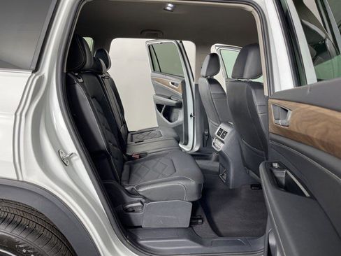 Used 2025 Volkswagen Atlas SE image 42