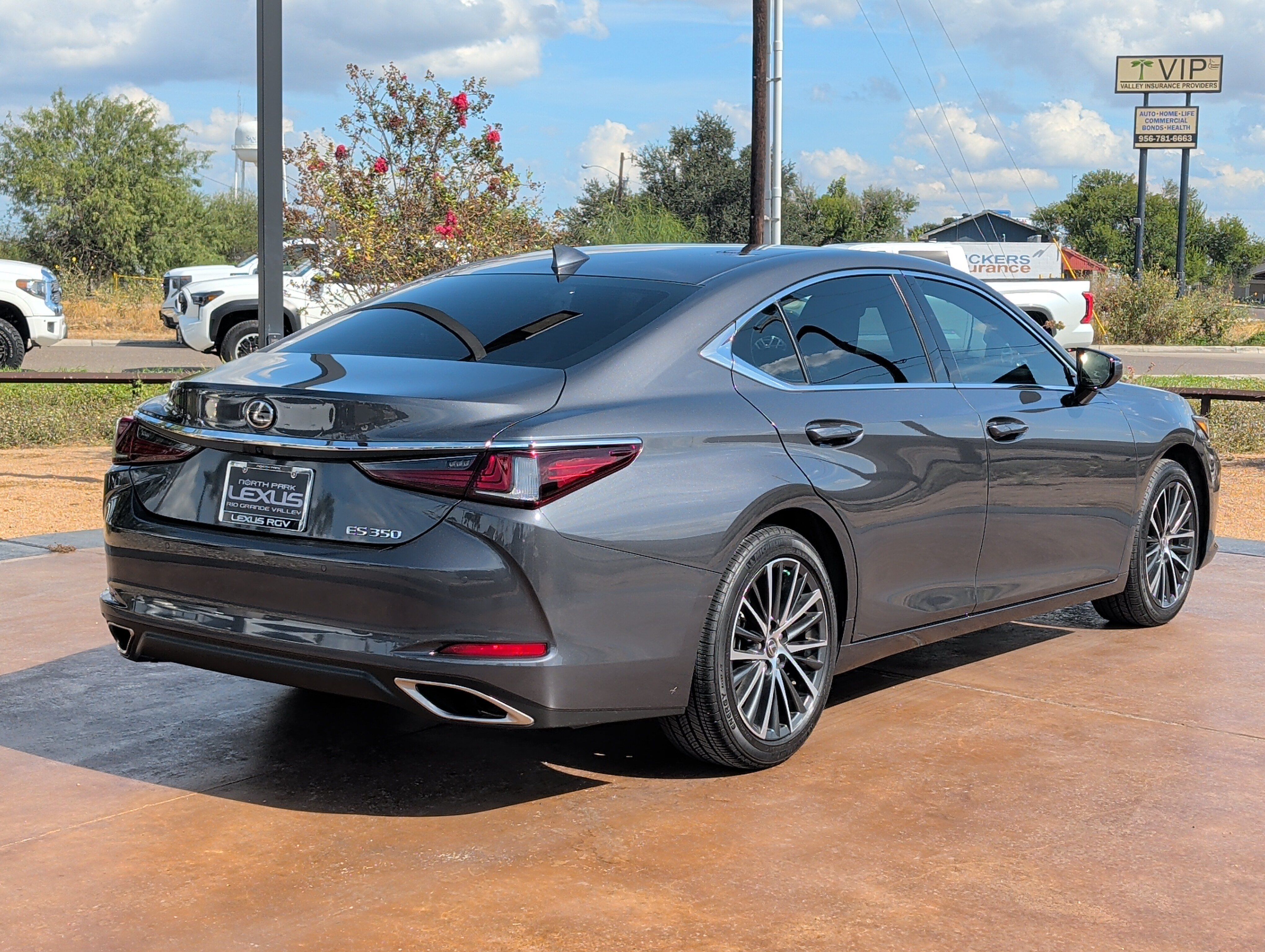 Used 2025 Lexus ES 350 w/ Premium Package FWD image 2