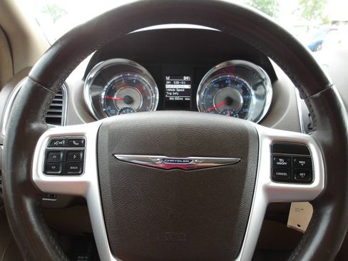 Used 2015 Chrysler Town & Country Touring FWD image 16