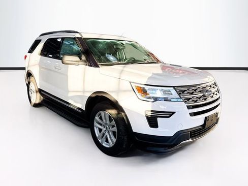 Used 2018 Ford Explorer XLT image 3