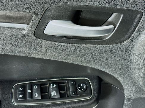 Used 2019 Chrysler 300 Touring w/ Sport Appearance Package image 21