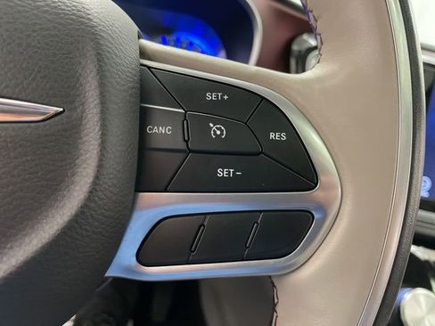 Used 2020 Chrysler Pacifica Limited image 26