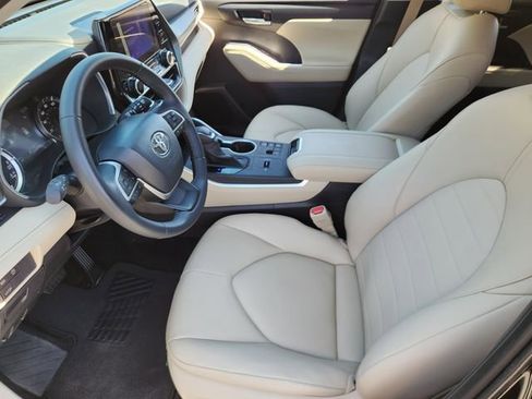 Certified 2025 Toyota Highlander XLE image 8
