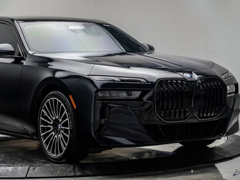 Used 2025 BMW i7 xDrive60 AWD/4WD image 28