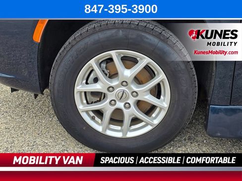 Used 2021 Chrysler Pacifica Touring-L w/ Uconnect Theater Family Group FWD image 13