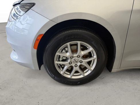 Used 2023 Chrysler Voyager LX image 7