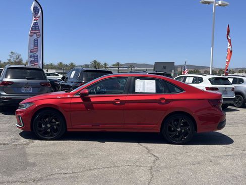 Used 2025 Volkswagen Jetta SE FWD image 2