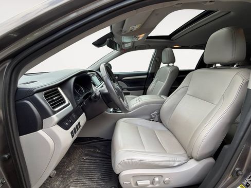 Used 2019 Toyota Highlander XLE AWD/4WD image 10