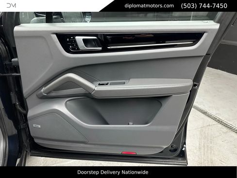 Used 2021 Porsche Cayenne image 32