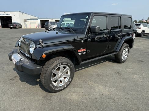 Used 2014 Jeep Wrangler Unlimited Sahara w/ Connectivity Group AWD/4WD image 3